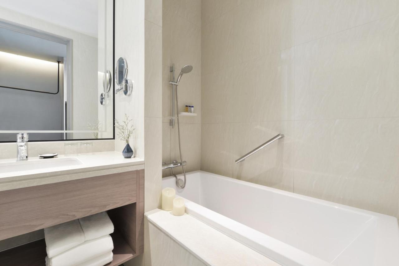 Centre Point Hotel Terminal21 Korat Nakhon Ratchasima Luaran gambar Bathroom