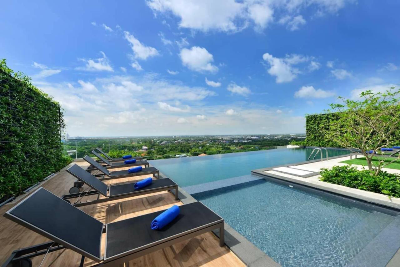 Centre Point Hotel Terminal21 Korat Nakhon Ratchasima Luaran gambar Infinity pool at the hotel