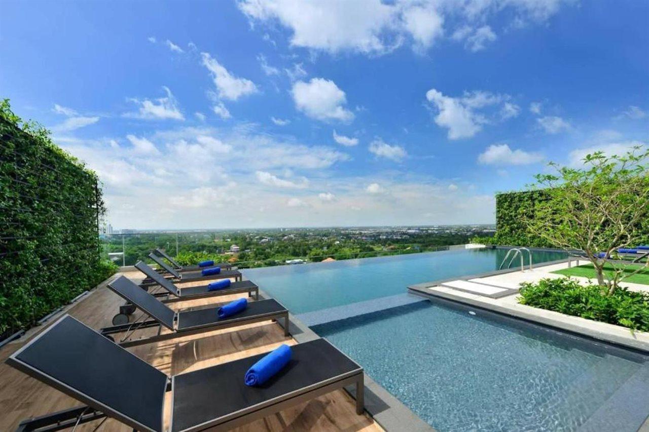 Centre Point Hotel Terminal21 Korat Nakhon Ratchasima Luaran gambar Infinity pool at the hotel