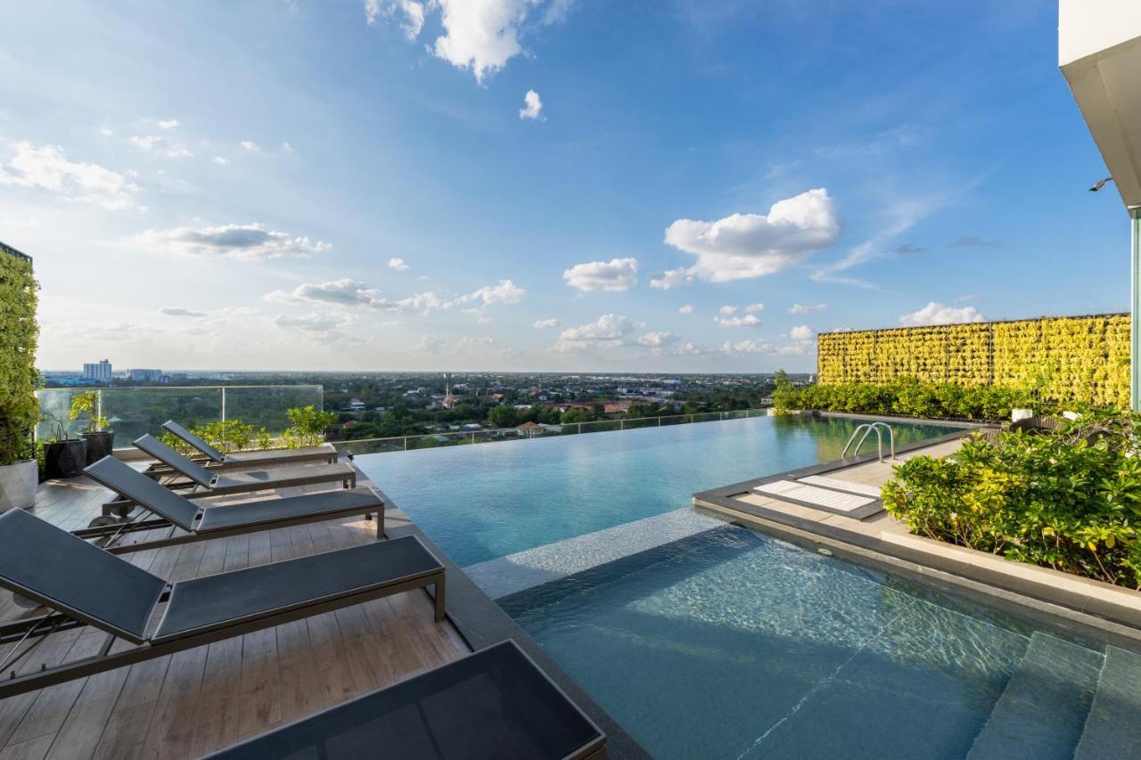 Centre Point Hotel Terminal21 Korat Nakhon Ratchasima Luaran gambar Infinity pool at the rooftop