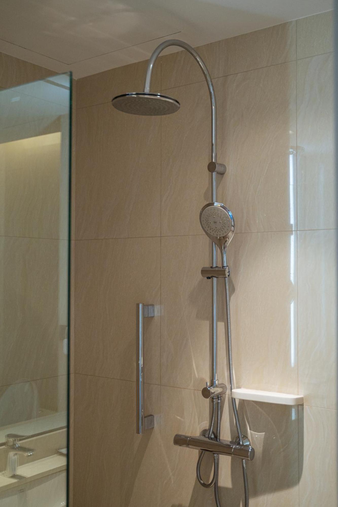 Centre Point Hotel Terminal21 Korat Nakhon Ratchasima Luaran gambar A shower