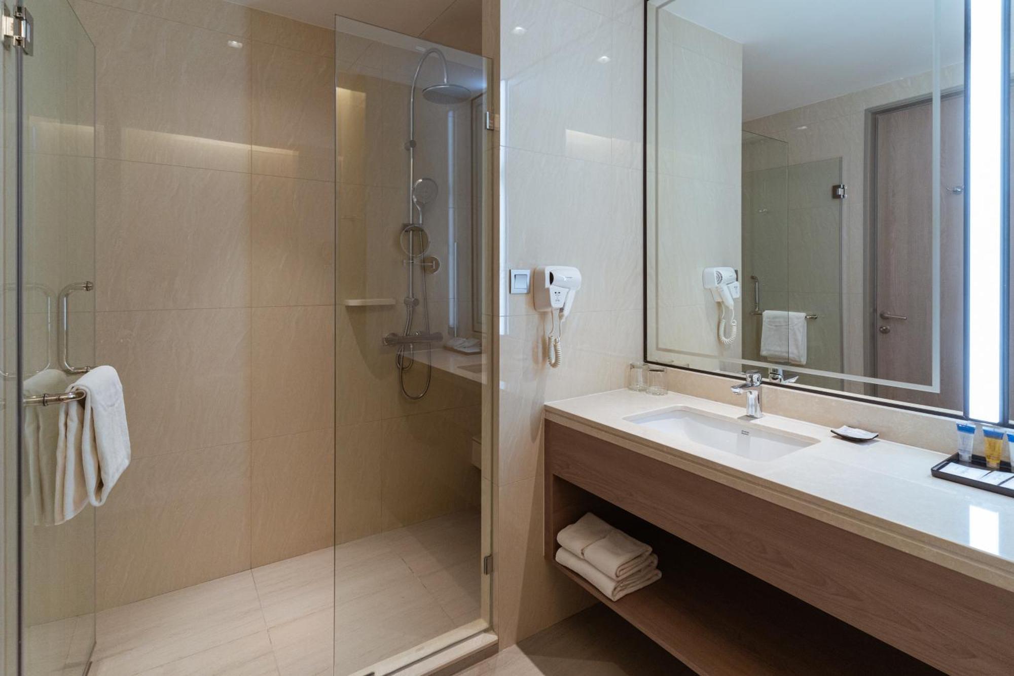 Centre Point Hotel Terminal21 Korat Nakhon Ratchasima Luaran gambar A shower enclosure in a hotel bathroom